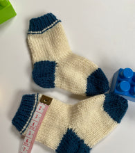Charger l&#39;image dans la galerie, Chaussettes bébé tricotées main