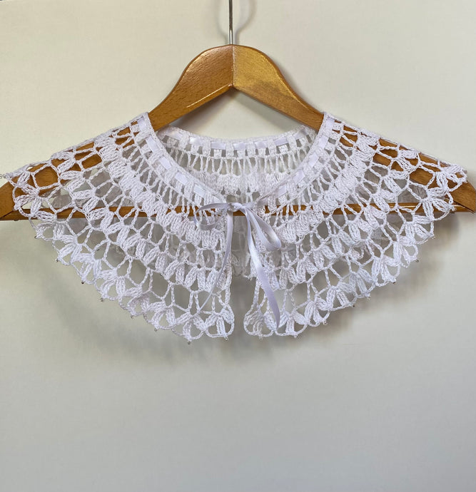Col en fine dentelle avec perles  Pièce unique